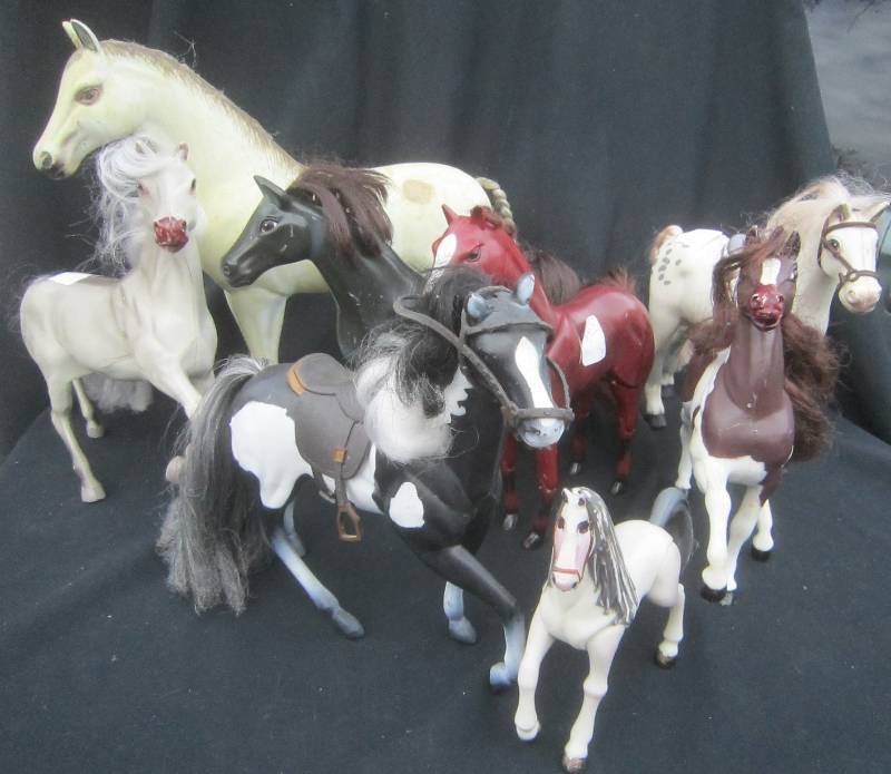LOT OF 8 HORSES