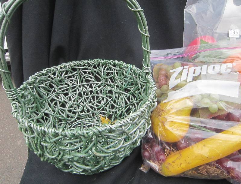 BASKET WITH 2 BAGS OF FRUIT