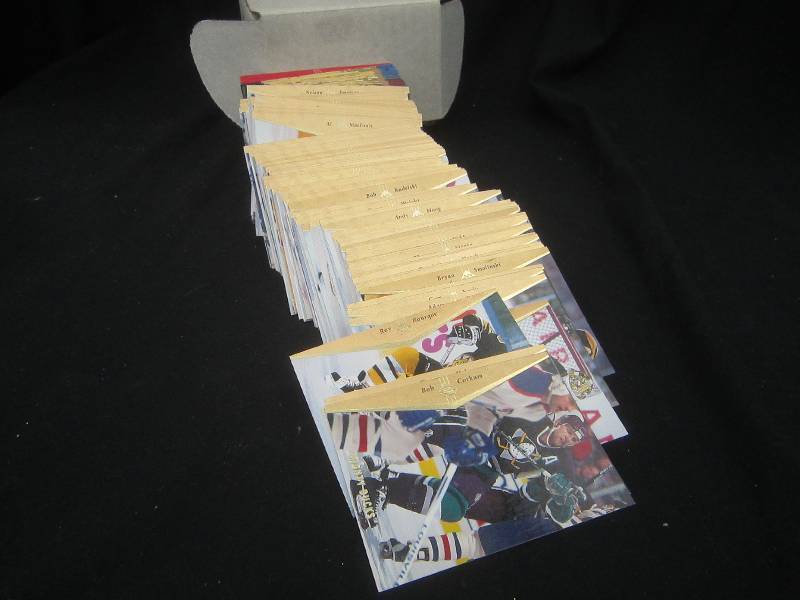 SET OF HOCKEY CARDS 94-95 COLLECTIBLE-NEW