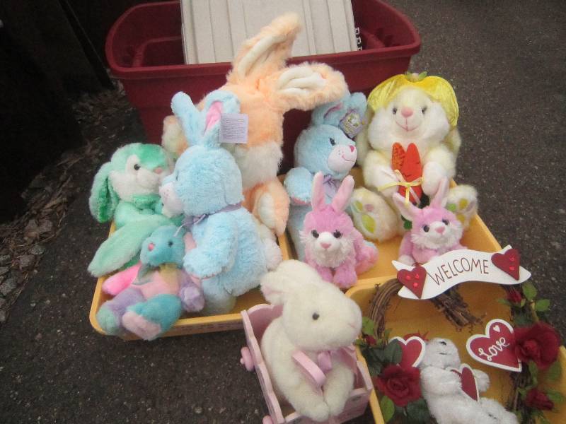 MOSTLY NEW- BUNNIES, WREATH, TOTE INCLUDED