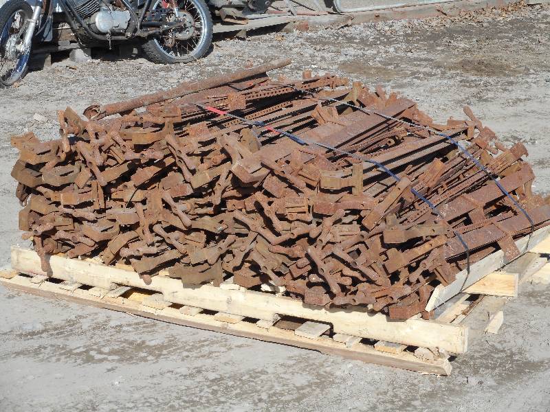 lot 1 image: Huge Lot Of Antique Steel 48 Bar Clamps, On A 6ft Pallet