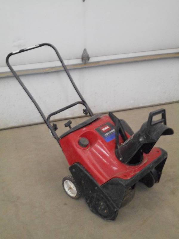 lot 21 image: Toro CCR2450 5HP 20 Snowblower, Co...