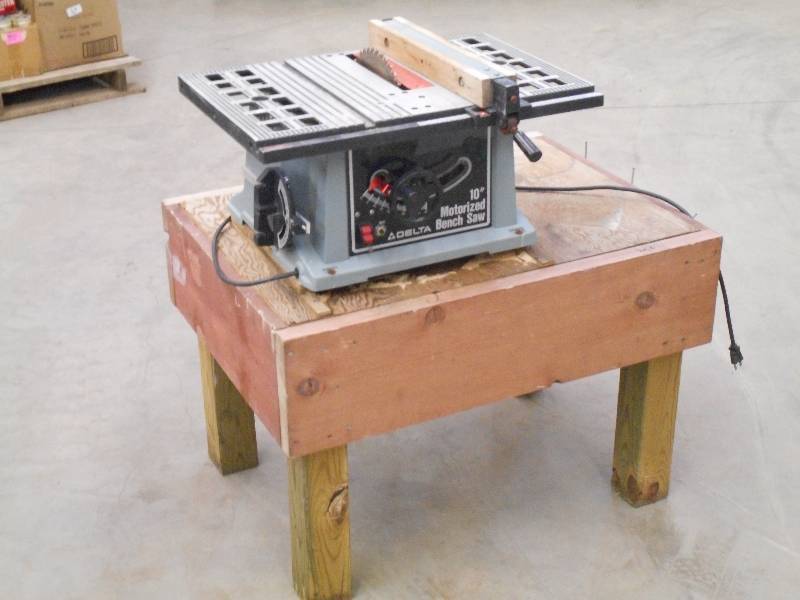 lot 33 image: Delta 10 Tablesaw Mounted To A Hea...