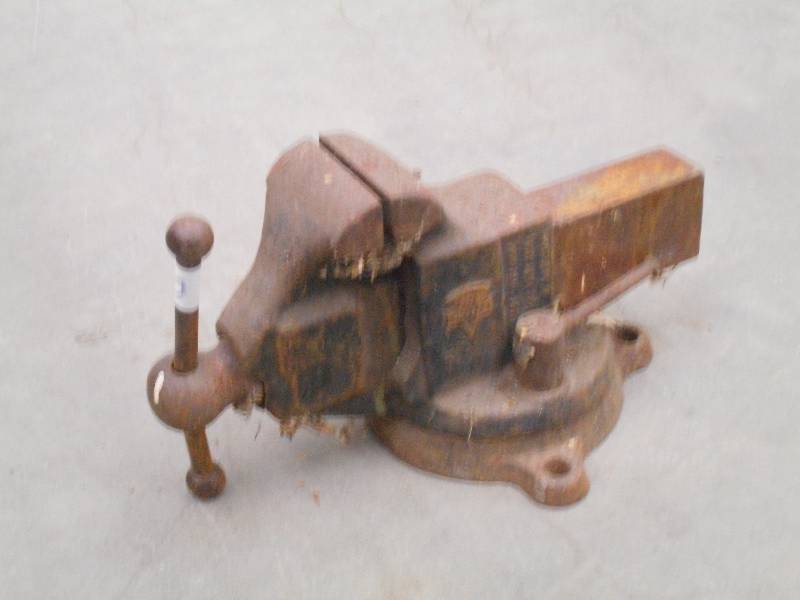 lot 40 image: Heavy Duty Bench Vise With 3.5 Jaw...