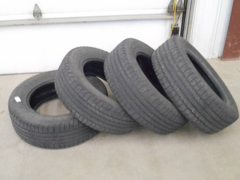 lot 42 image: (4) Goodyear Fortera P2556518 Tir...