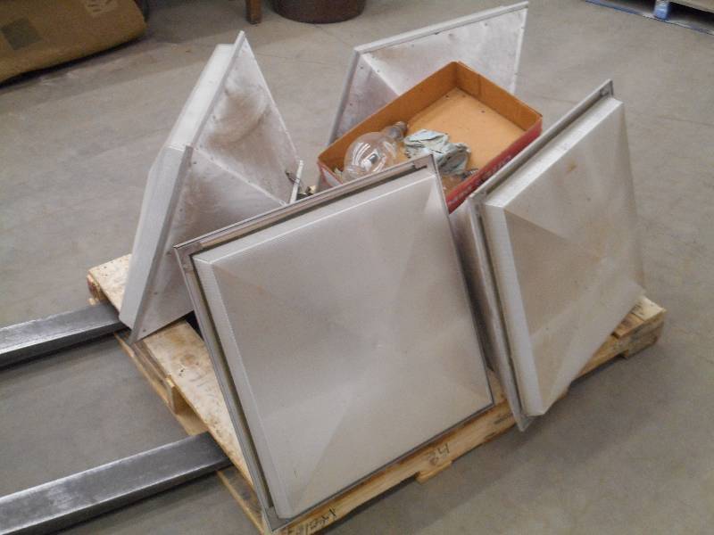 lot 44 image: (4) Commercial Cooper 400Watt Overh...