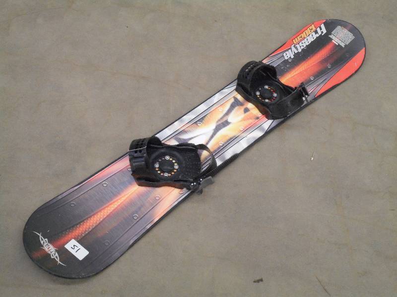 lot 51 image: Freestyle 130cm Plastic Snowboard ...
