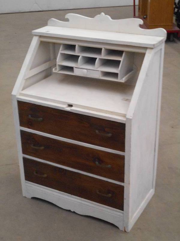 lot 80 image: Vintage 3-Drawer Make-Up Station ...
