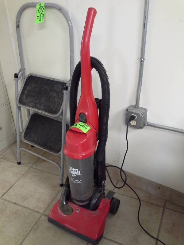 lot 4 image: Dirt Devil Vacuum