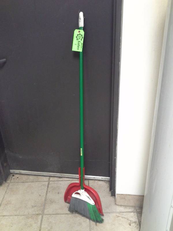 lot 8 image: Broom WDustpan