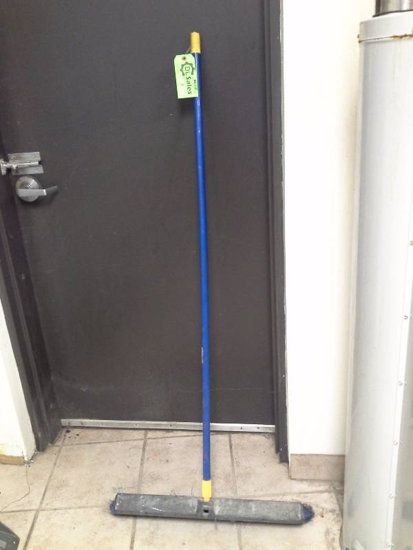 lot 9 image: Push Broom
