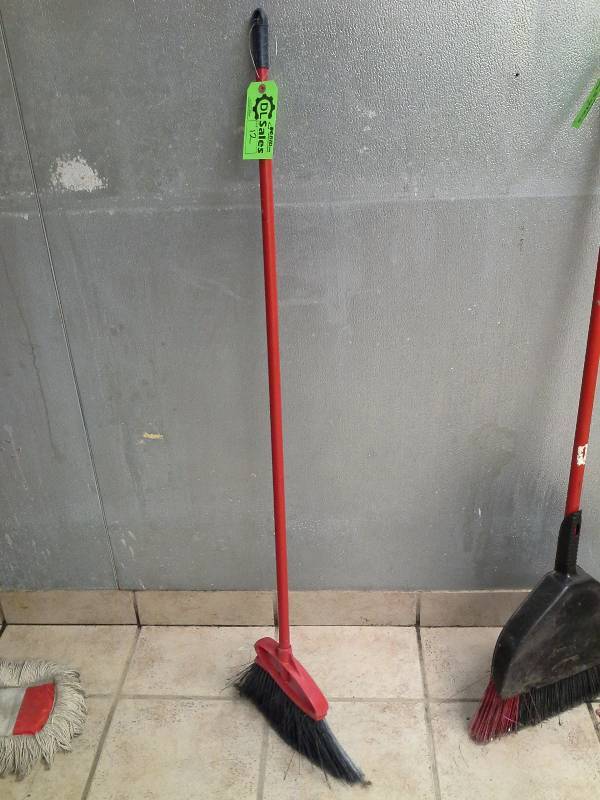 lot 12 image: Broom