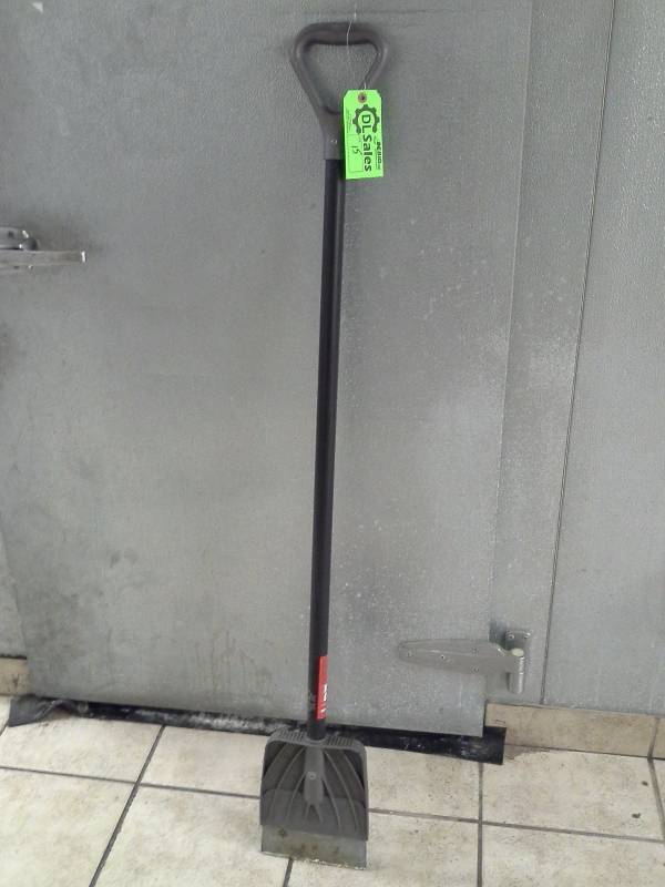 lot 15 image: Floor Scraper