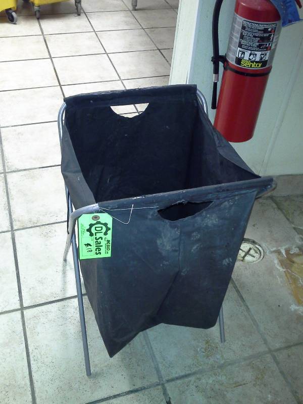 lot 18 image: Plastic Linen Hamper