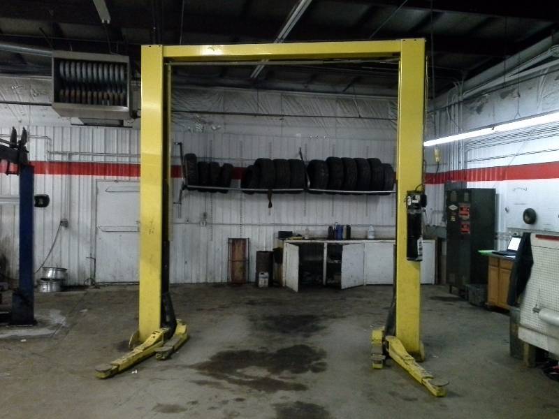 lot 55 image: 9000 lb Challenger 2 Post Lift