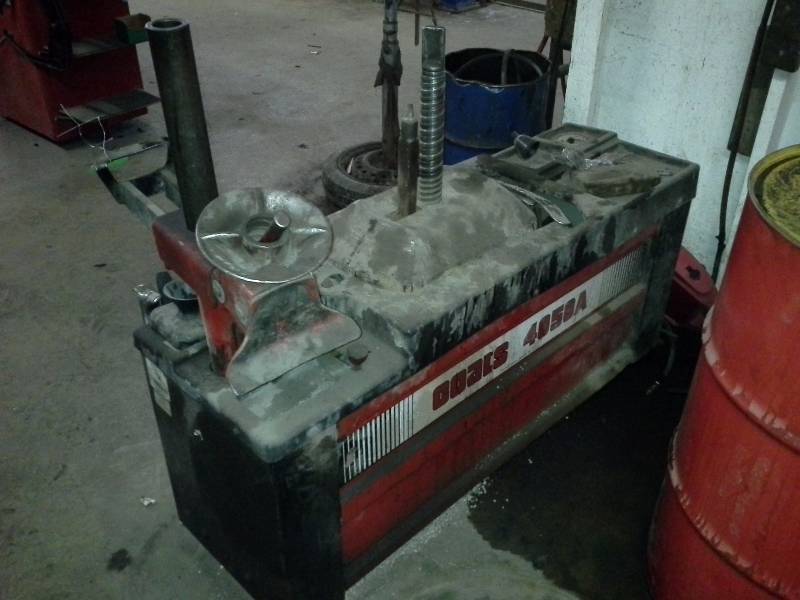 lot 59 image: Coats Tire Changer
