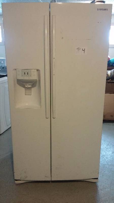 lot 4 image: Samsung Refrigerator