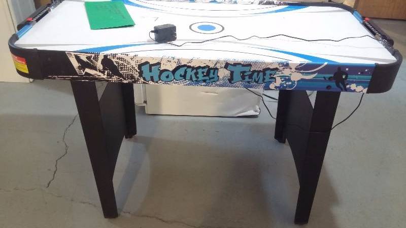 lot 7 image: Air Hockey Table