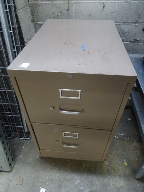 lot 16 image: 18 Metal 2 Drawer File Cabinet