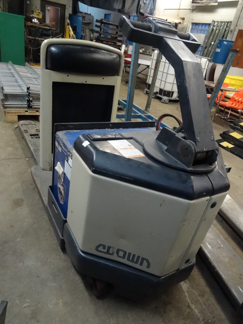 lot 18 image: Crown PC  3000 Series