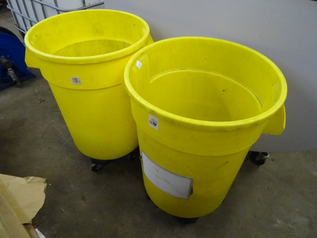 lot 43 image: 32 Gal. Garbage Cans on Wheels Qty 2
