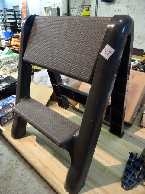 lot 87 image: Rubbermaid Folding Step Stool