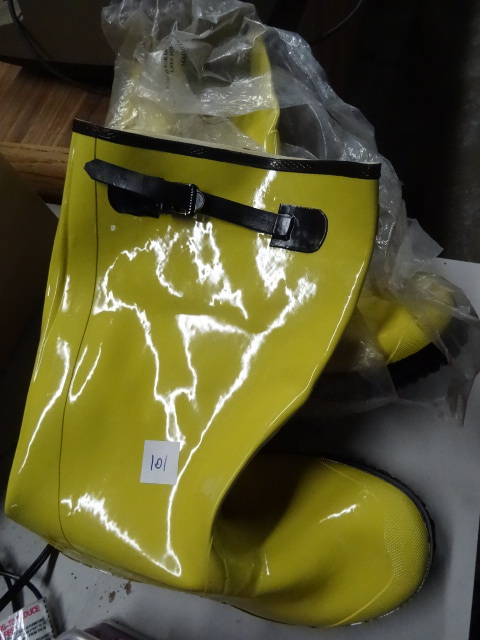lot 101 image: Pair of New Rubber Boots Size 10