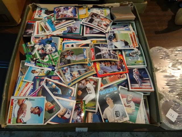 lot 123 image: Approx 4000 Sports Cards. Baseball,