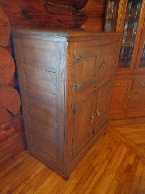 lot 1 image: Vintage Wooden Ice Box
