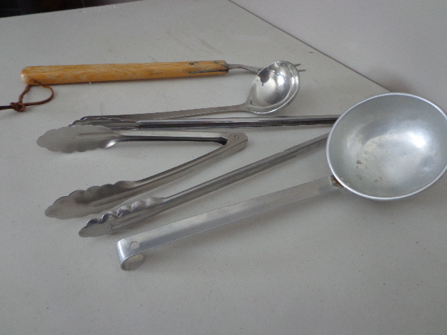 lot 8 image: 5 Grilling Utinsils