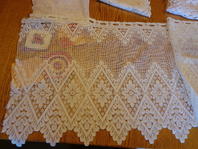 lot 12 image: 4 Hot Pads & 4 Table Runners