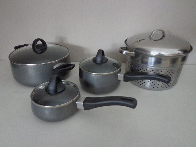 lot 16 image: Mirro Pots & Strainer