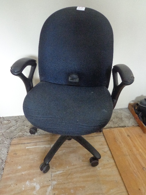 lot 17 image: Haworth Office Chair