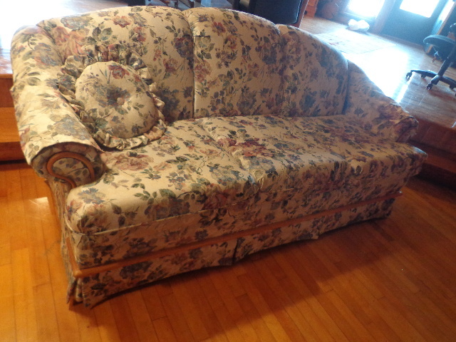 lot 27 image: Floural Pattern Apartment Sofa With Pillow
