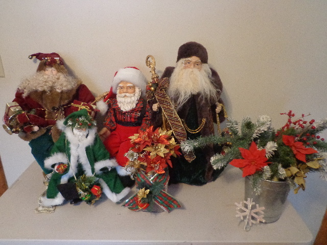 lot 57 image: 4 Santa Clauses & Flowers