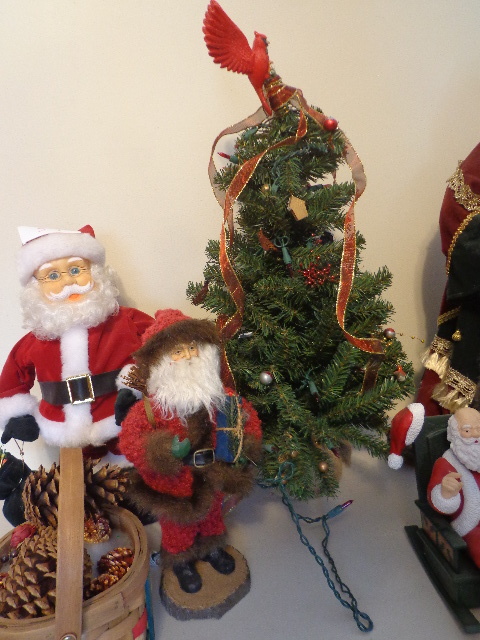 lot 59 image: 5 Santas