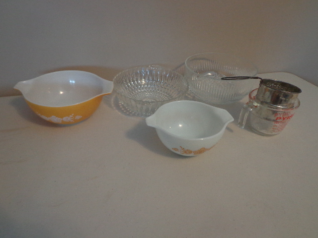 lot 85 image: Pyrex Bowls, Glass Bowls, Measuring Cup & Sifter