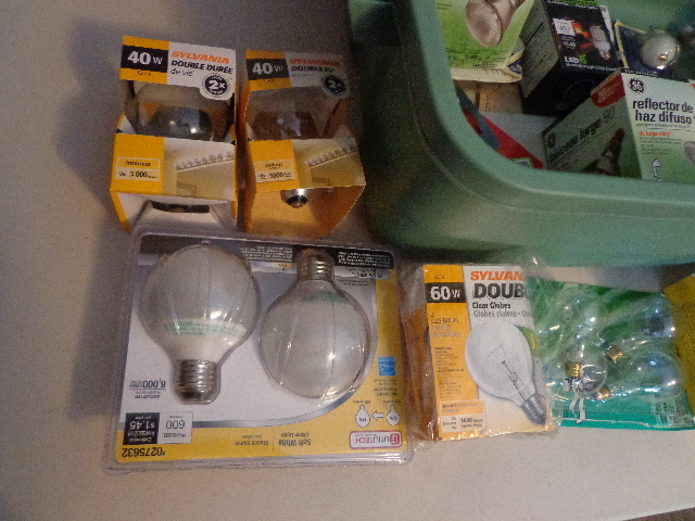 lot 88 image: Rubber Maid Bin & Light Bulbs
