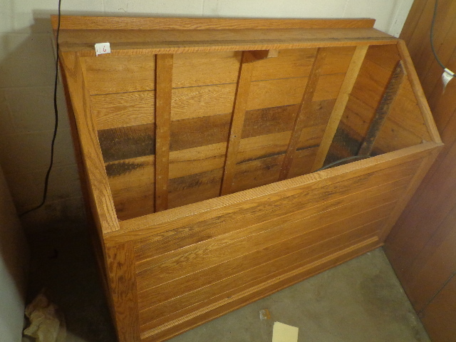 lot 116 image: Oak Storage Box