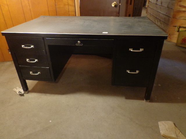 lot 118 image: Metal Desk