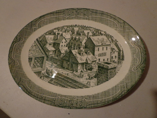 lot 139 image: Salt & Pepper Shaker, Veggie Tray & Decorative Plate