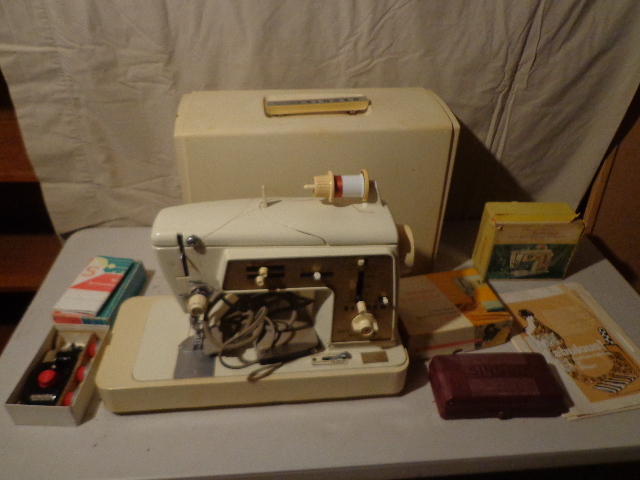 lot 154 image: Singer Model 640 Deluxe Zig Zag Sewing Machine & Accessories