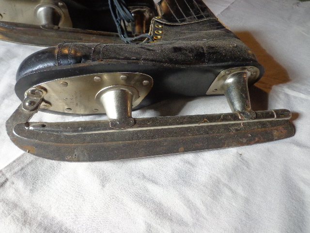 lot 180 image: Black Hockey Skates