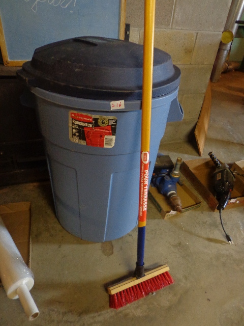 lot 216 image: Rubber Maid Trash Can & Deck Brush