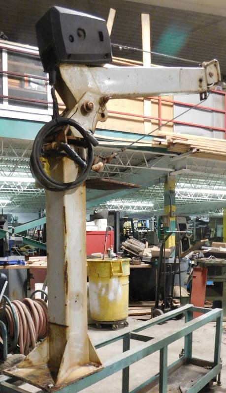 lot 17 image: Telescoping Arm with Winch