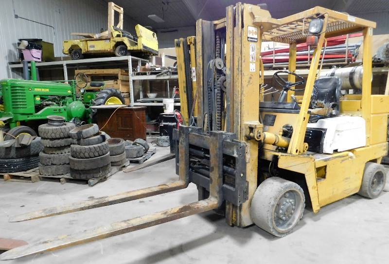 lot 21 image: Komatsu FG35ST 8000lb Forklift