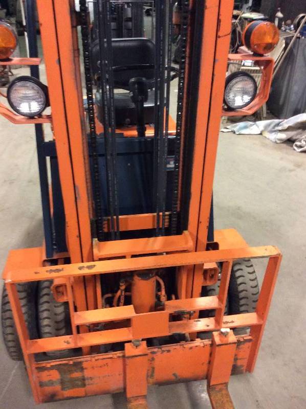 lot 25 image: 1993 Toyota 2FG9 Forklift 2000lb with  Dump Forks