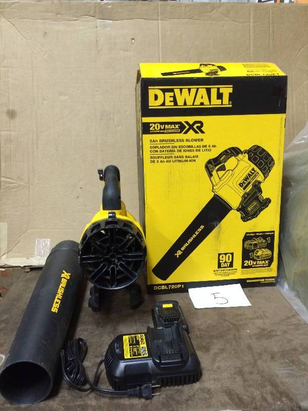 DEWALT 90 MPH 400 CFM 20-Volt Max Lithium-Ion Cordless Electric Brushless Blower Model # DCBL720P1 working