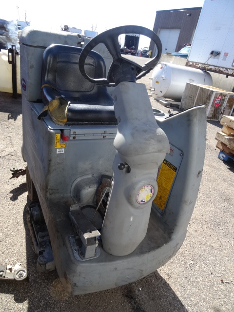 Advance Advenger 2600C floor cleaner. No batteries. For Parts
