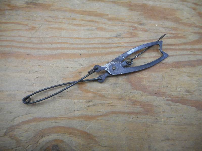 lot 121 image: Monarch Automatic Fish Hook ...